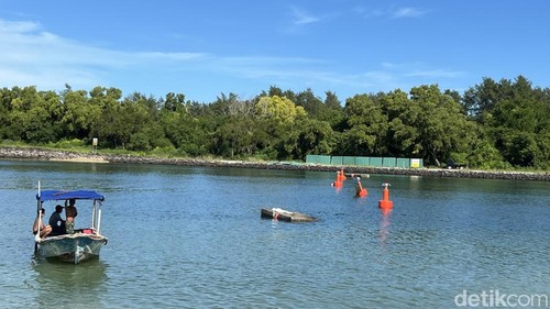 Area perairan Pulau Serangan, Denpasar, yang sempat dipagari pelampung pembatas kini dicopot dan diganti dengan pelampung navigasi tanpa tali, Kamis (6/3/2025). (Foto: Rizki Setyo/detikBali)