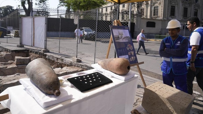 Arkeolog Peru Temukan Jembatan Kolonial dari Abad ke-16, Begini Wujudnya A worker stands inside what was a colonial bridge from XVI century as it is excavated behind the government palace in Lima, Peru, Monday, Feb. 24, 2025. (AP Photo/Martin Mejia)