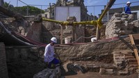 Jembatan bata oranye, yang disatukan dengan mortar kapur, dimulai di lingkungan San Lázaro dan berakhir di pintu masuk ke pusat bersejarah lama Lima. Jembatan ini dibangun pada masa pemerintahan Raja Muda Andrés Hurtado de Mendoza, yang memerintah antara tahun 1556 dan 1560, tak lama setelah kota itu didirikan pada tahun 1535 oleh penakluk Spanyol Francisco Pizarro.  