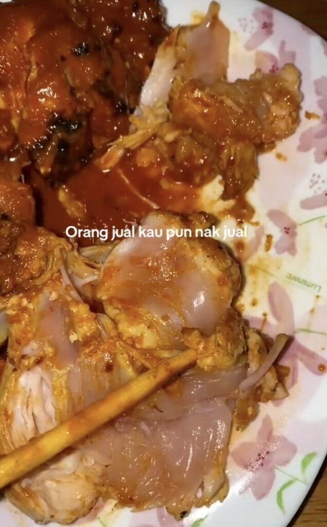 Astagfirullah! Beli Ayam Panggang di Bazar Ramadan tapi Masih Mentah