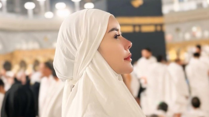 Aura Kasih menjalani ibadah umrah.