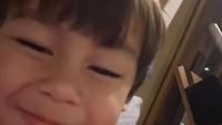 Senyuman anak kedua Baim Wong, Kenzo Eldrago Wong yang tetap santai meski rumahnya kebanjiran. Foto: instagram Baim Wong