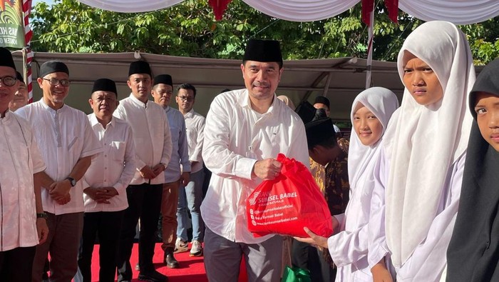 Bank Sumsel Babel Cabang Baturaja menggelar acara penyerahan bingkisan tali kasih kepada anak-anak yatim di Kabupaten OKU