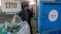 Qazim Grashtica (38), setiap hari menyisir tempat sampah di sekitar ibu kota Kosovo, Pristina, untuk mencari plastik yang dapat diangkutnya dengan traktor kecilnya dan dihancurkan dengan mesin untuk didaur ulang. Traktor dan mesin penghancur tersebut diberikan melalui badan bantuan internasional AS (USAID), dan Grashtica mengatakan bantuan tersebut meningkatkan pendapatan hariannya dari lima euro ($4,13 kira-kira) menjadi 20 euro.