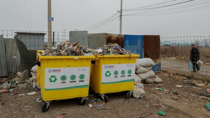 Bisnis Daur Ulang di Kosovo Terancam Imbas Pembekuan Dana USAID oleh Trump Workers process plastic items in machines donated by the U.S. government that shred and clean the plastic so it can be sold for reuse, in Fushe Kosove, Kosovo February 24, 2025. REUTERS/Valdrin Xhemaj