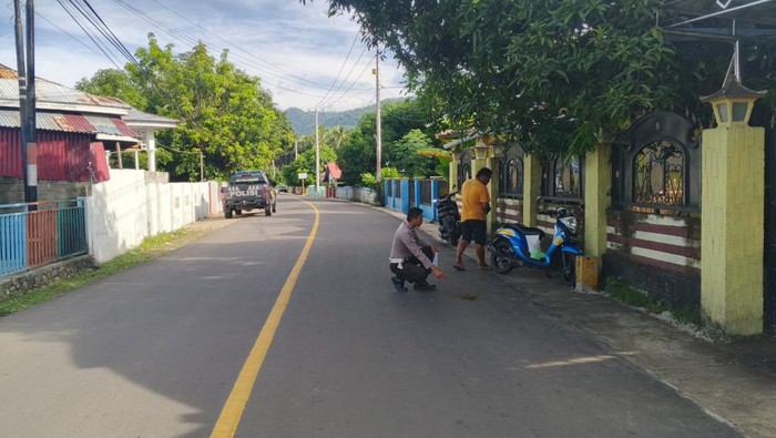 Pemotor bernama Basri Padu (46) di Kabupaten Bone Bolango, Gorontalo, tewas gegara menabrak pembatas jalan.