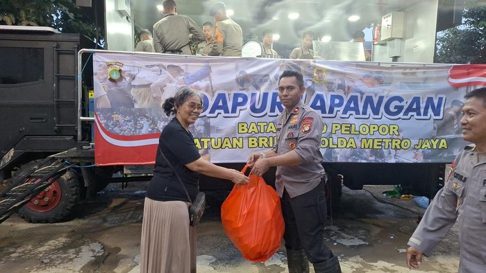 Brimob Polda Metro Jaya mendirikan dapur lapangan untuk membantu korban banjir PGP Bekasi.
