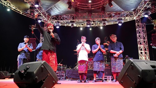 Bupati dan Wakil Gianyar periode 2025-2030, I Made Mahayastra dan Agung Mayun, menyapa warga Gianyar di Alun-Alun Kota Gianyar, Rabu (5/3/2025).