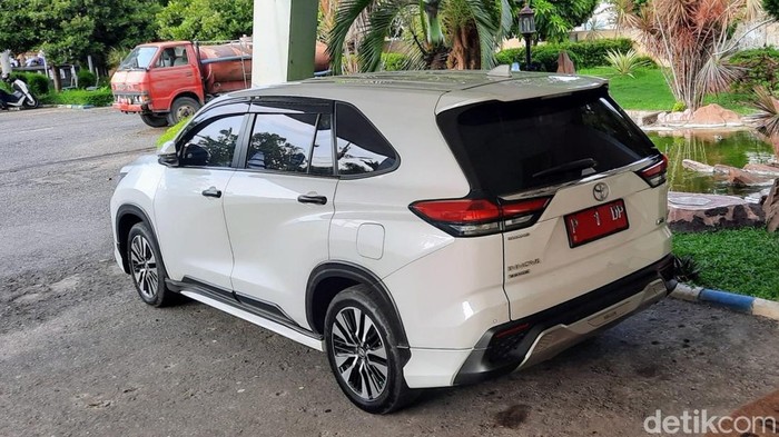 Bupati Situbondo Sulap Mobil Pribadi Innova Jadi Mobil Dinas