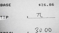 Seorang pelayan membagikan catatan yang didapatkan dari pelanggannya di restoran. Tagihan makanan setara dengan Rp 436 ribu memberikan uang tip bernilai phi yang artinya 3,14 Dollar Amerika atau Rp 51.000. Foto: Bored Panda