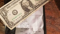 Bukan untung karena mendapat uang tip, seorang pelayan restoran justru harus boncos. Pelanggan dengan tagihan Rp 627 ribu hanya membayar Rp 16 ribu saja. Foto: Bored Panda