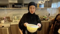 Chacha Frederica dapat ide belajar bikin seafood bumbu rica karena dia dulu sering dikirimi makanan ini saat di Kendal. Hasil masakannya pun menggugah selera! Foto: Instagram chafrederica