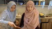 Kalau ini momen Chacha Frederica belajar masak sroto Sukaraja. Ia mengakui sangat suka makanan ini sehingga terinspirasi membuatnya. Foto: Instagram chafrederica