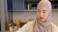 Chacha Frederica sering mengunggah momen masak di Instagram. Ini ketika ia menunjukkan menu pasta andalannya yang dibuat dengan ikan tuna kalengan dan cabai rawit pedas! Foto: Instagram chafrederica