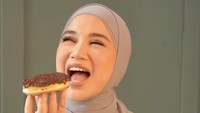 Dengan sepenuh hati, wanita kelahiran tahun 1989 ini mempromosikan aneka isi hampersnya. Salah satunya donat meses cokelat ini. Foto: Instagram chafrederica
