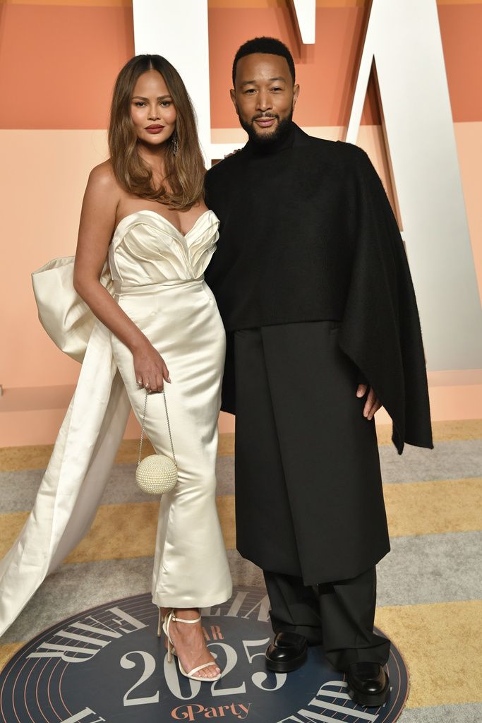 Chrissy Teigen dan John Legend tiba di Vanity Fair Oscar Party pada Minggu, 2 Maret 2025, di Pusat Seni Pertunjukan Wallis Annenberg di Beverly Hills, California.
