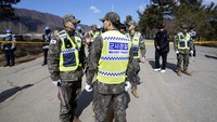 Petugas pemadam kebakaran tiba di dekat lokasi di mana jet tempur Korea Selatan secara tidak sengaja menjatuhkan bom di wilayah sipil selama latihan, di Pocheon, Korea Selatan, Kamis (6/3/2025).