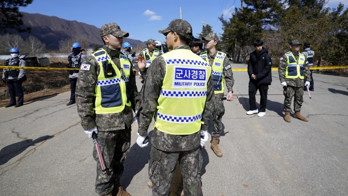 Damkar Korsel Tinjau Lokasi Jet Tempur yang Tak Sengaja Jatuhkan Bom Firefighters arrive near the scene where a South Korean fighter jet accidentally dropped bombs on a civilian area during training, in Pocheon, South Korea, Thursday, March 6, 2025. (AP Photo/Lee Jin-man)