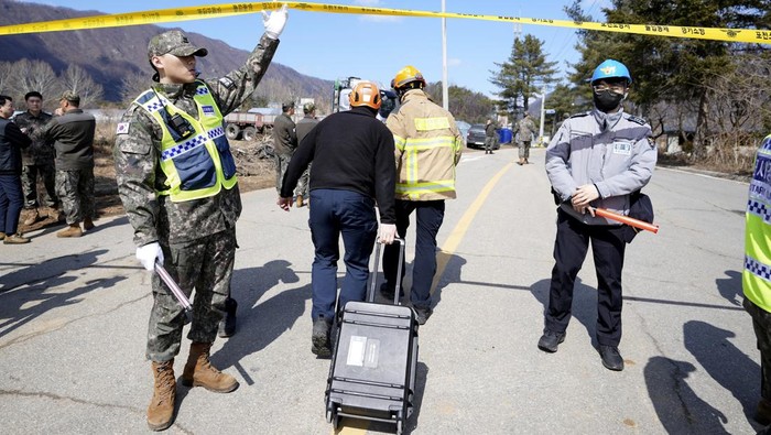 Firefighters arrive near the scene where a South Korean fighter jet accidentally dropped bombs on a civilian area during training, in Pocheon, South Korea, Thursday, March 6, 2025. (AP Photo/Lee Jin-man)