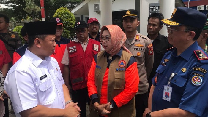 Deputi Bidang Pencegahan BNPB Prasinta Dewi meninjau lokasi terdampak banjir di Kota Depok, Jawa Barat, Rabu (5/3). (Dok. BNPB)