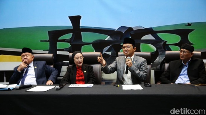 Diskusi Dialektika Demokrasi Anggota Komisi VIII DPR RI, Maman Imanulhaq Bersama Anggota Komisi X DPR RI, Habib Syarief Muhammad dan Anggota Komisi VIII DPR RI, Selly Andriyana Gantina saat pemaparan dalam diskusi Dialektika Demokrasi di Nusantara I, Kompleks Parlemen MPR/DPR-DPD, Senayan, Jakarta, Kamis (6/3/2025). Diskusi Dialektika Demokrasi membahas tema 'Mengawal Komitmen Kementerian Agama Dalam Penerapan Kebijakan Pesantren Ramah Anak'.