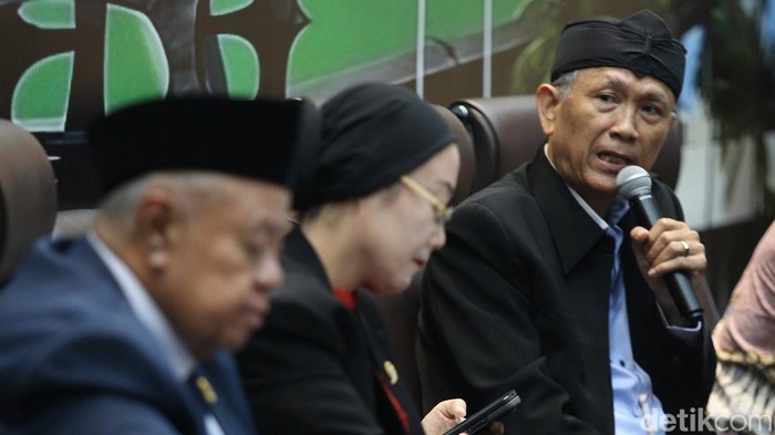Anggota Komisi VIII DPR RI, Maman Imanulhaq Bersama Anggota Komisi X DPR RI, Habib Syarief Muhammad dan Anggota Komisi VIII DPR RI, Selly Andriyana Gantina saat pemaparan dalam diskusi Dialektika Demokrasi di Nusantara I, Kompleks Parlemen MPR/DPR-DPD, Senayan, Jakarta, Kamis (6/3/2025). Diskusi Dialektika Demokrasi membahas tema 'Mengawal Komitmen Kementerian Agama Dalam Penerapan Kebijakan Pesantren Ramah Anak'.