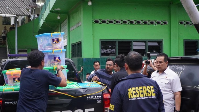 Ditreskrimum Polda Metro Jaya salurkan bantuan ke warga korban banjir di posko banjir Masjid Al Hawi, Condet, Kramat Jati, Jakarta Timur.
