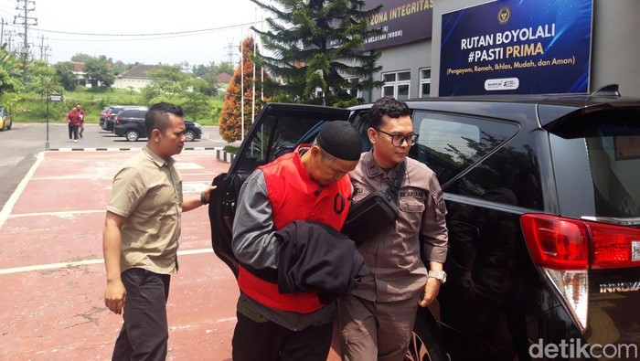 Terpidana Kasus Korupsi Pengelolaan Tanah Kas Desa Teras, Boyolali, Maryoto, tiba di Rutan Boyolali untuk menjalani hukuman, Kamis (6/3/2025).