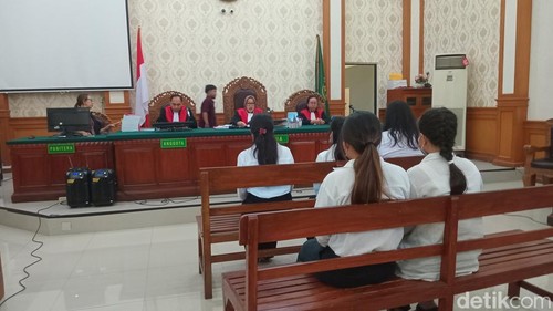 Eks Komisaris Flame Spa Ni Ketut Sri Astari Sarnanitha, Direktur Flame Spa Ni Made Purnami Sari, saat sidang di PN Denpasar, Kamis (6/3/2025). (Aryo Mahendro/detikBali)