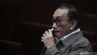 Max Ruland Boseke menjalani sidang tuntutan di Pengadilan Tipikor, Jakarta, Kamis (6/3/2025).