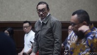 Jaksa juga menuntut Max membayar denda Rp 500 juta subsider 9 bulan kurungan.   