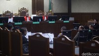 Max Ruland Boseke dituntut 5 tahun dan 3 bulan penjara.  