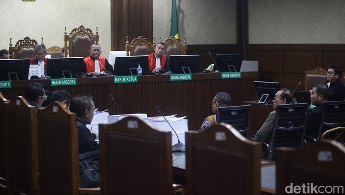 Terdakwa kasus dugaan korupsi pengadaan truk angkut personil 4WD dan rescue carrier vehicle di lingkungan Basarnas Max Ruland Boseke bersiap mengikuti sidang pembacaan tuntutan di Pengadilan Tipikor, Jakarta, Kamis (6/3/2025). Sekretaris Utama (Sestama) Badan Basarnas periode 2009-2015 Max Ruland Boseke dituntut pidana penjara selama 5 tahun 3 bulan dan denda Rp500 juta subsider pidana kurungan selama 9 bulan terkait kasus dugaan korupsi pengadaan truk angkut personel 4WD dan kendaraan pengangkut penyelamat pada tahun 2014.