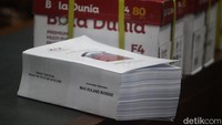 Penampakan tebalnya berkas tuntutan untuk Max Ruland Boseke.  