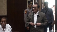 Selain itu, Max juga dihukum membayar uang pengganti Rp 2,5 miliar.  