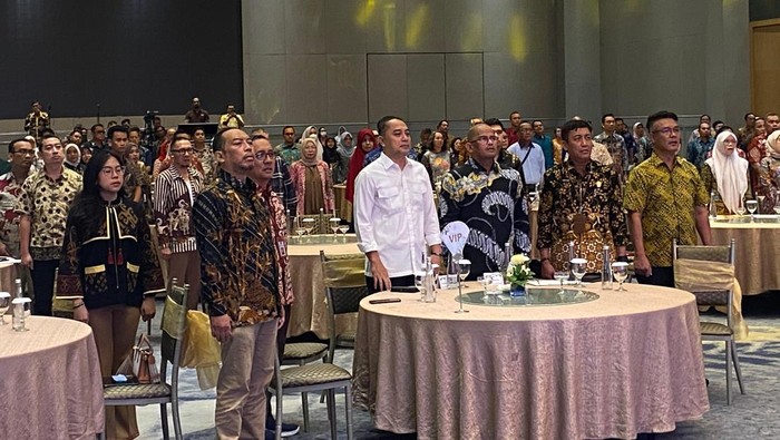 Eri Cahyadi memimpin rapat koordinasi Munas Apeksi di Surabaya.