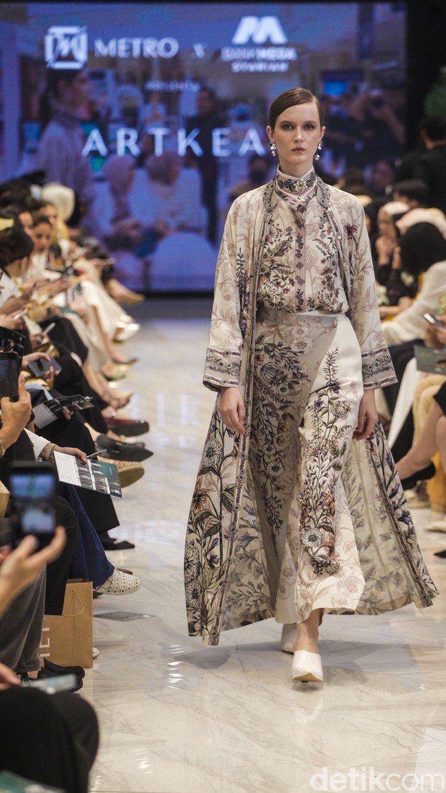 Fashion show ARTKEA Raya 2025 di METRO Plaza Senayan, Jakarta, Kamis, [6/3/2025]. ARTKEA memilih embroidery atau sulaman sebagai salah satu ornamen utama dalam rangkaian busananya. Foto: Dok. Andhika Prasetia.