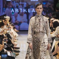 Fashion show ARTKEA Raya 2025 di METRO Plaza Senayan, Jakarta, Kamis, [6/3/2025]. ARTKEA memilih embroidery atau sulaman sebagai salah satu ornamen utama dalam rangkaian busananya. Foto: Dok. Andhika Prasetia.