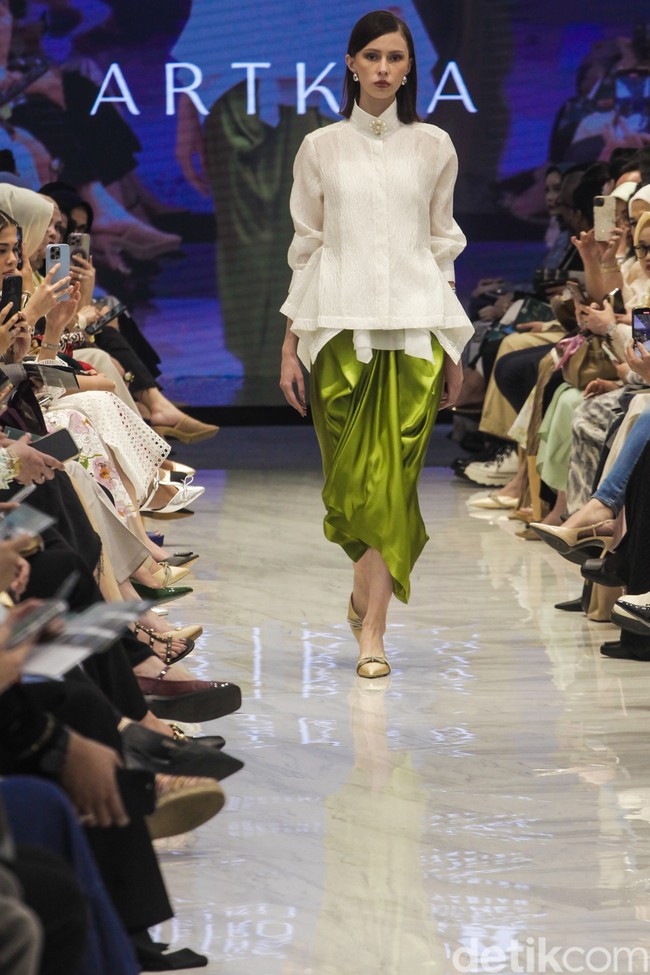 Fashion show ARTKEA Raya 2025 di METRO Plaza Senayan, Jakarta, Kamis, [6/3/2025]. ARTKEA memilih embroidery atau sulaman sebagai salah satu ornamen utama dalam rangkaian busananya. Foto: Dok. Andhika Prasetia.