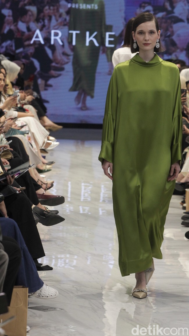 Fashion show ARTKEA Raya 2025 di METRO Plaza Senayan, Jakarta, Kamis, [6/3/2025]. ARTKEA memilih embroidery atau sulaman sebagai salah satu ornamen utama dalam rangkaian busananya. Foto: Dok. Andhika Prasetia.