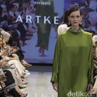 Fashion show ARTKEA Raya 2025 di METRO Plaza Senayan, Jakarta, Kamis, [6/3/2025]. ARTKEA memilih embroidery atau sulaman sebagai salah satu ornamen utama dalam rangkaian busananya. Foto: Dok. Andhika Prasetia.