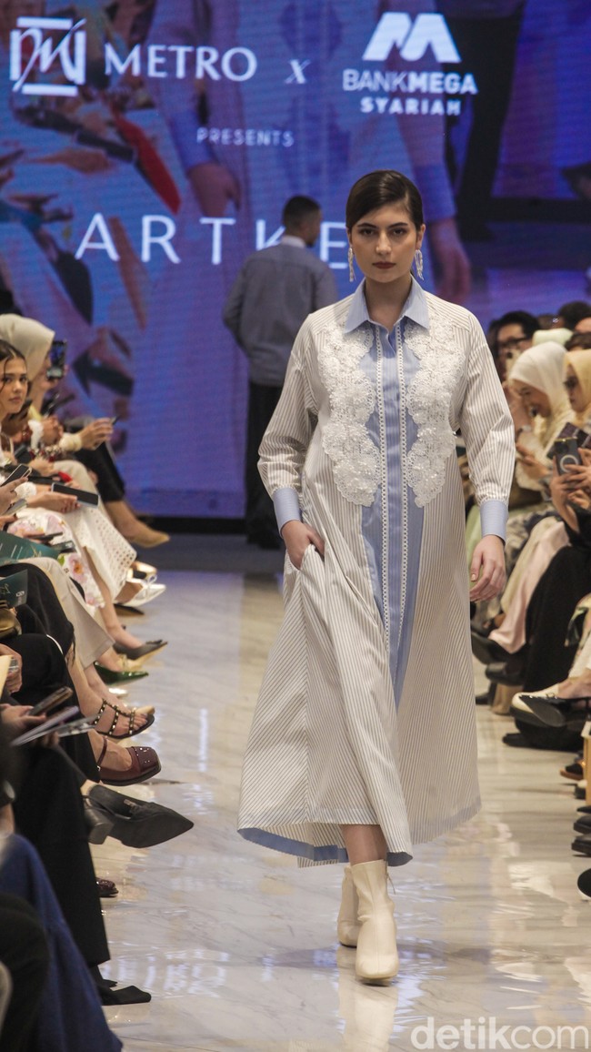 Fashion show ARTKEA Raya 2025 di METRO Plaza Senayan, Jakarta, Kamis, [6/3/2025]. ARTKEA memilih embroidery atau sulaman sebagai salah satu ornamen utama dalam rangkaian busananya. Foto: Dok. Andhika Prasetia.