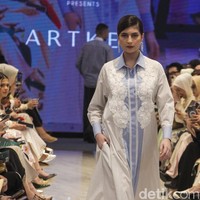 Fashion show ARTKEA Raya 2025 di METRO Plaza Senayan, Jakarta, Kamis, [6/3/2025]. ARTKEA memilih embroidery atau sulaman sebagai salah satu ornamen utama dalam rangkaian busananya. Foto: Dok. Andhika Prasetia.