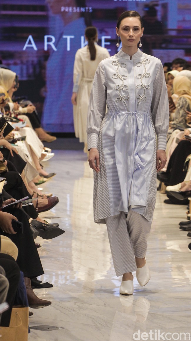 Fashion show ARTKEA Raya 2025 di METRO Plaza Senayan, Jakarta, Kamis, [6/3/2025]. ARTKEA memilih embroidery atau sulaman sebagai salah satu ornamen utama dalam rangkaian busananya. Foto: Dok. Andhika Prasetia.