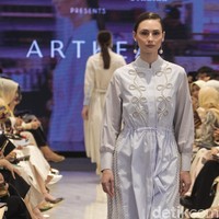 Fashion show ARTKEA Raya 2025 di METRO Plaza Senayan, Jakarta, Kamis, [6/3/2025]. ARTKEA memilih embroidery atau sulaman sebagai salah satu ornamen utama dalam rangkaian busananya. Foto: Dok. Andhika Prasetia.