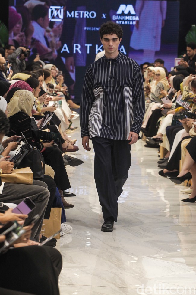 Fashion show ARTKEA Raya 2025 di METRO Plaza Senayan, Jakarta, Kamis, [6/3/2025]. ARTKEA memilih embroidery atau sulaman sebagai salah satu ornamen utama dalam rangkaian busananya. Foto: Dok. Andhika Prasetia.