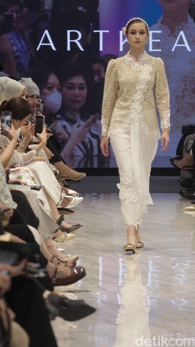 Fashion show ARTKEA Raya 2025 di METRO Plaza Senayan, Jakarta, Kamis, [6/3/2025]. ARTKEA memilih embroidery atau sulaman sebagai salah satu ornamen utama dalam rangkaian busananya. Foto: Dok. Andhika Prasetia.