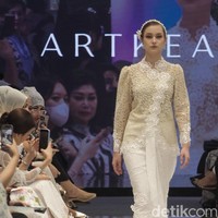 Fashion show ARTKEA Raya 2025 di METRO Plaza Senayan, Jakarta, Kamis, [6/3/2025]. ARTKEA memilih embroidery atau sulaman sebagai salah satu ornamen utama dalam rangkaian busananya. Foto: Dok. Andhika Prasetia.
