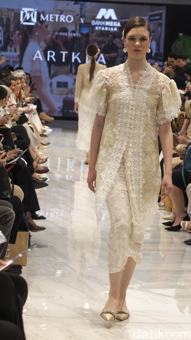 Fashion show ARTKEA Raya 2025 di METRO Plaza Senayan, Jakarta, Kamis, [6/3/2025]. ARTKEA memilih embroidery atau sulaman sebagai salah satu ornamen utama dalam rangkaian busananya. Foto: Dok. Andhika Prasetia.