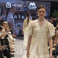 Fashion show ARTKEA Raya 2025 di METRO Plaza Senayan, Jakarta, Kamis, [6/3/2025]. ARTKEA memilih embroidery atau sulaman sebagai salah satu ornamen utama dalam rangkaian busananya. Foto: Dok. Andhika Prasetia.